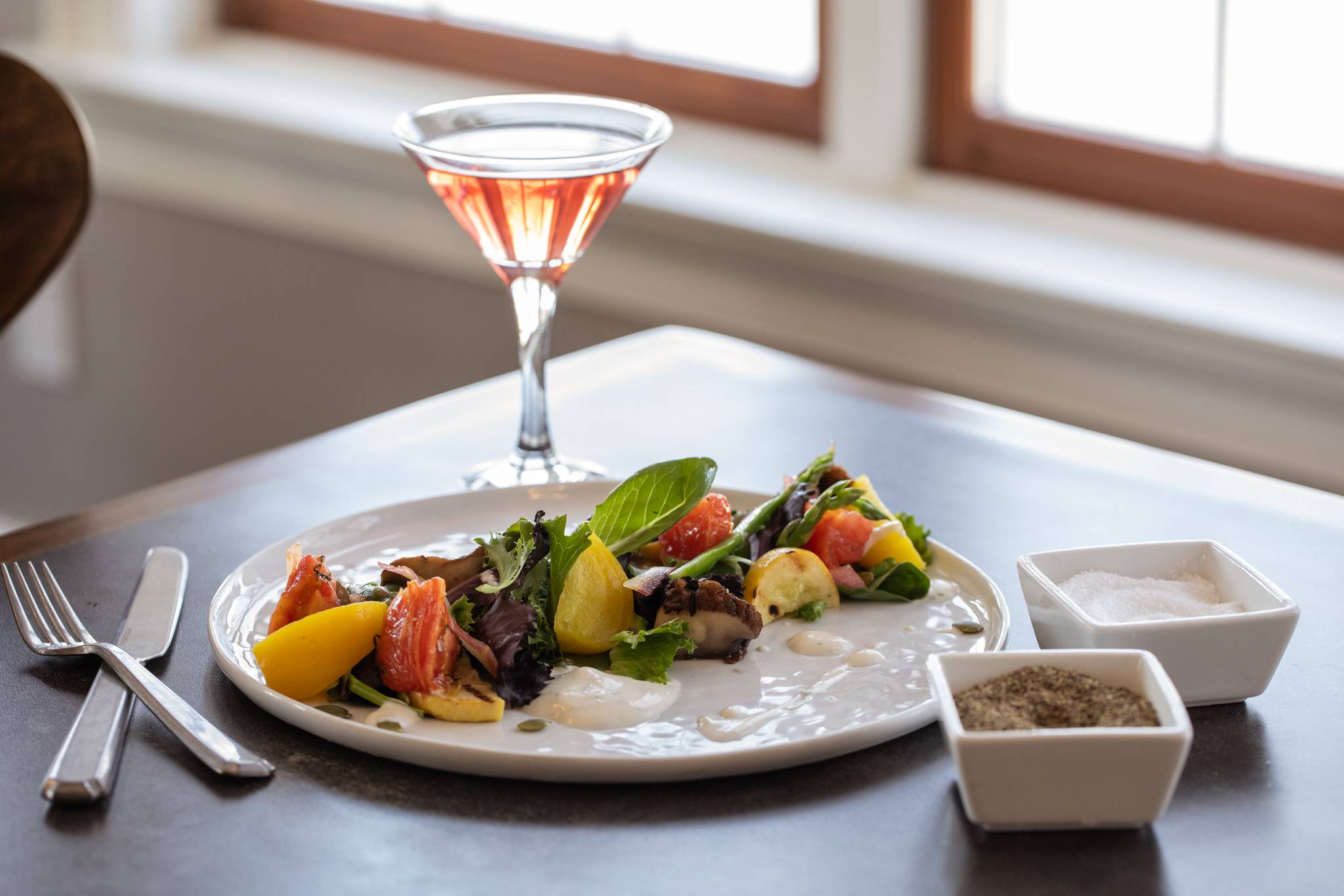 Grilled veggie salad with a cocktail drink